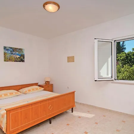 Vakantiehuis 3 Bedroom Cozy In Supetar